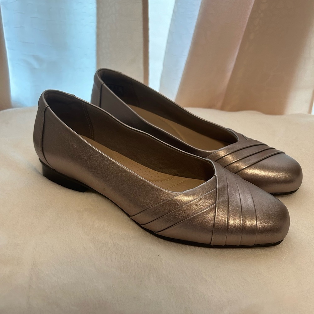 Gold Clark’s women’s flats NWT